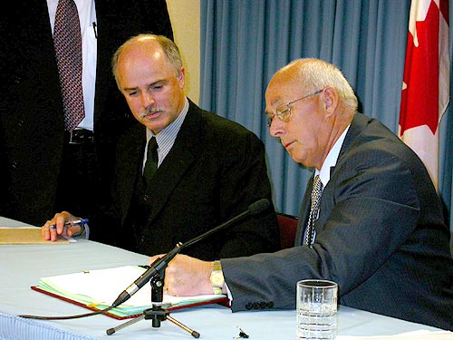 Minister Tom Osborne and Minister John Efford sign Memorandum of Understanding (MOU)