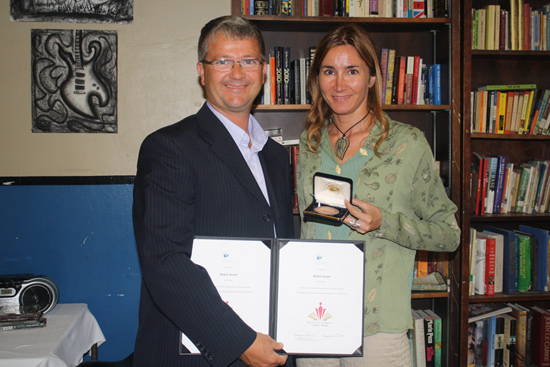 The Honourable Darin King, Minister of Education, presents Council of the Federation Literacy Award to this year�s recipient, Robin Grant.